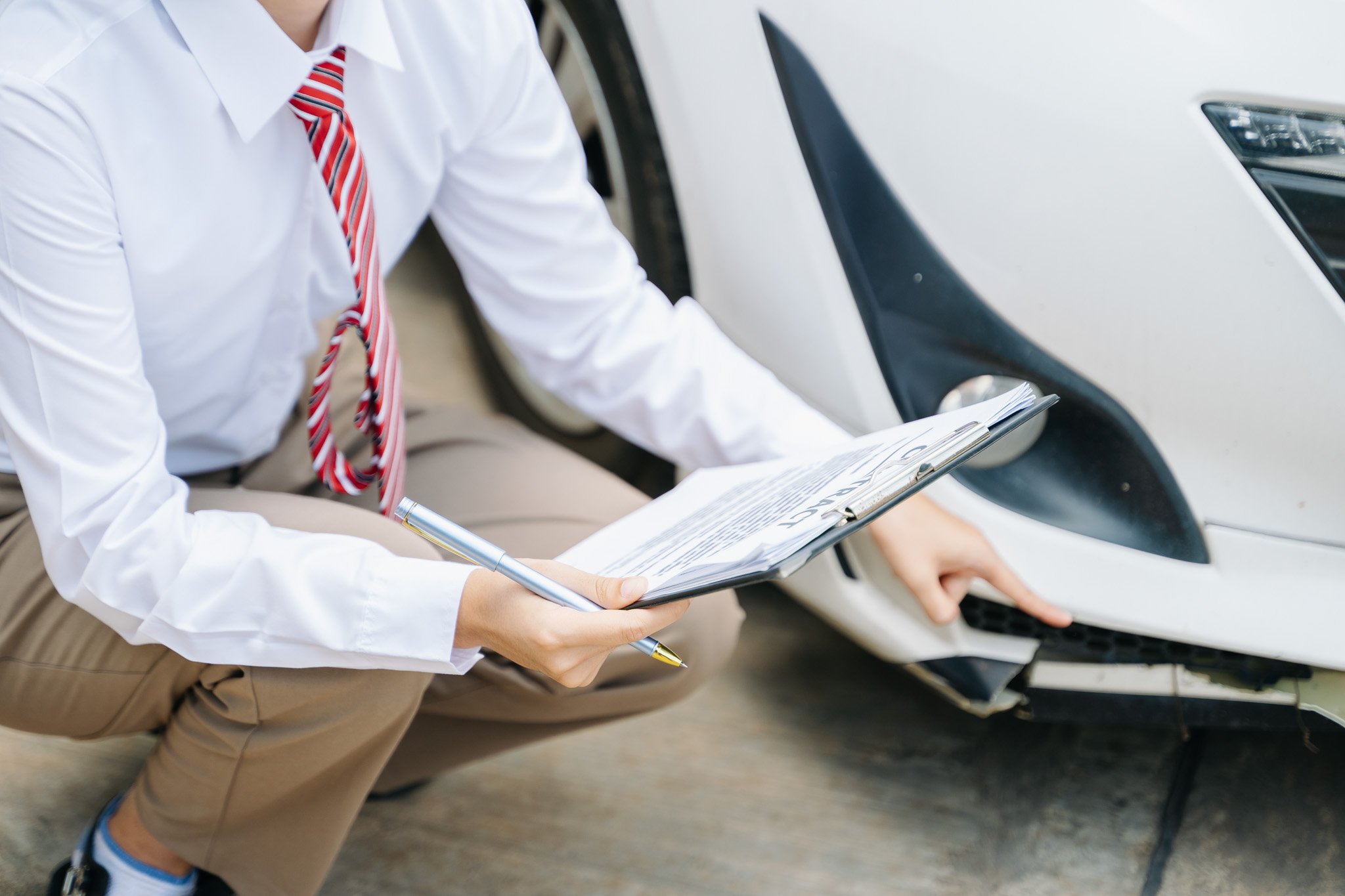 customers-and-car-insurance-agents-have-entered-in-2024-11-01-23-13-09-utc