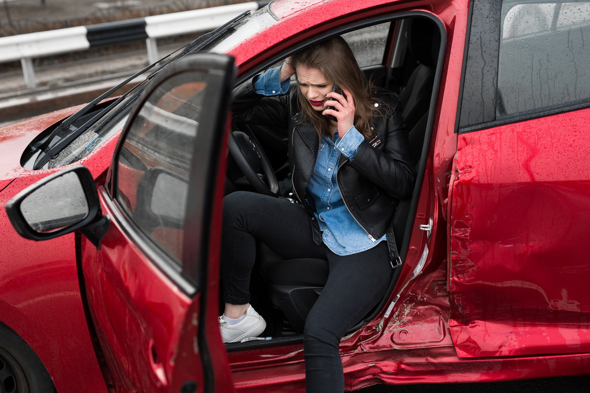 young-pretty-scared-woman-in-the-car-woman-calls-2025-01-10-21-37-46-utc-1